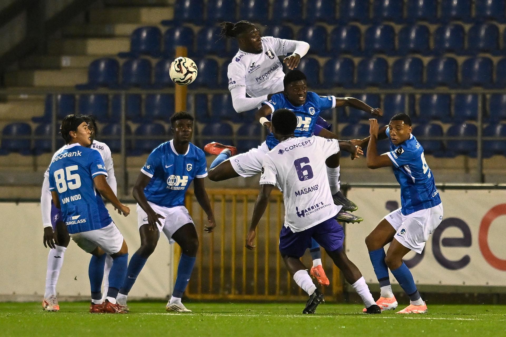 Patro Eisden's Vancy Romeo Mabanza and Jong Genk's Minwoo Kang fight for the ball during a soccer game between Jong Genk and Patro Eisden Maasmechelen, Friday 26 September 2025 in Geel, on day 8 of the 2025-2026 'Challenger Pro League' 1B second division of the Belgian championship. BELGA PHOTO JOHAN EYCKENS