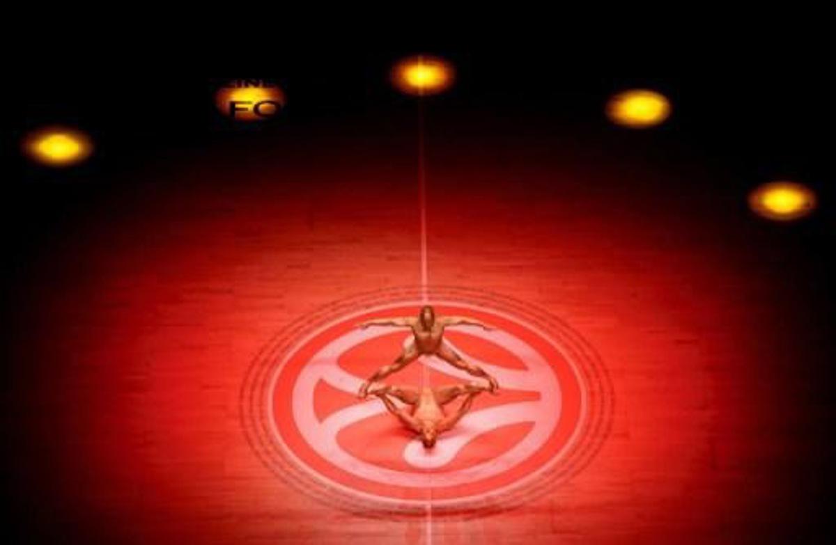 Two acrobats perform during the Euroleague Final Four basketball semi-final match CSKA Moscow vs Olympiacos Piraeus at the Palacio de los Deportes in Madrid on May 15, 2015.  AFP PHOTO/ DANI POZO