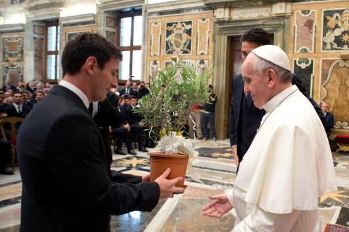 Pope Francis (C) receives an olive tree from Argentine forward Lionel Messi (L) at the end of a private audience together at the Vatican on August 13, 2013. Argentina's national football team will play a friendly match against Italy's national football team on August 14, 2013.   AFP PHOTO/ OSSERVATORE ROMANO  RESTRICTED TO EDITORIAL USE - MANDATORY CREDIT AFP PHOTO / OSSERVATORE ROMANO  - NO MARKETING / NO ADVERTISING CAMPAIGNS - DISTRIBUTED AS A SERVICE TO CLIENTS RESTRICTED TO EDITORIAL USE ? MANDATORY CREDIT ?AFP PHOTO/OSSERVATORE ROMANO

