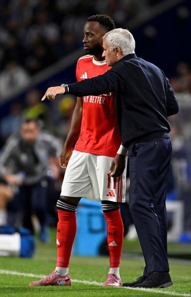 Benfica's Portuguese coach Jose Mourinho talks to Benfica's Belgian forward #11 Dodi Lukebakio during the Portuguese League football match between FC Porto and SL Benfica at the Dragao stadium in Porto, on October 5, 2025.  Miguel LEMOS / AFP