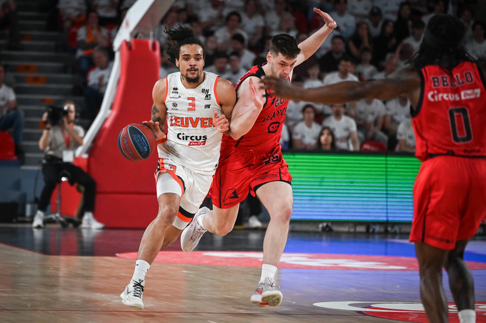 Leuven's Kelton Talford and Antwerp's Niels De Ridder pictured in action during a basketball match between Antwerp Giants and Leuven Bears, Sunday 22 March 2026 in Charleroi, the final of the men's Belgian 2026 Basketball Cup. BELGA PHOTO ELIAS ROM