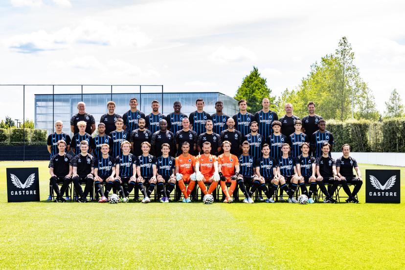 (L-R, Back) Club's material man Pascal Plovie, team manager Michael Vijverman, Zaid Romero, Brandon Mechele, Joel Ordonez, Hans Vanaken, Raphael Onyedika, Bjorn Meijer, Iyowuna Furo, physical coach Eddie Rob, physical coach Carl Vandenbussche, (L-R, Center) 41 Club's Hugo Siquet, Joaquin Seys, Miguel Cambell Shandre, Nicolo Tresoldi, assistant coach Hayk Milkon, assistant coach Joseph Akpala, head coach Nicky Hayen, assistant coach Jonathan Alves, goalkeeper coach Wouter Biebauw, Ludovit Reis, Kyriani Sabbe, Alejandro Granados Torres, Vince Osuji, (L-R, Front) Cub's Mitch Delcour, video analyst Matthias Bernaert, Michal Skoras, Cisse Sandra, Romeo Vermant, Christos Tzolis, Dani Van Den Heuvel, goalkeeper Simon Mignolet, goalkeeper Nordin Jackers, Ardon Jashari, Hugo Vetlesen, Jorne Spileers, Lynnt Audoor, doctor Bruno Vanhecke and doctor Thomas Tampere pose for a team picture at the 2025-2026 season photoshoot of Belgian Jupiler Pro League team Club Brugge, Thursday 17 July 2025 in Knokke-Heist. BELGA PHOTO BRUNO FAHY