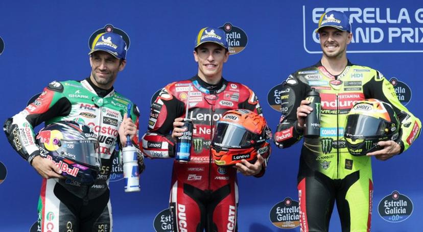 (L-R) Second placed Team LCR Honda CASTROL's Johann Zarco, first placed Team Ducati Lenovo Team's Marc Marquez and third placed Team Pertamina Enduro VR46 Racing Team's Fabio Di Giannantonio pose together after competing in the qualifying session of the MotoGP Spanish Grand Prix at the Jerez racetrack in Jerez de la Frontera, on April 25, 2026.    Pierre-Philippe MARCOU / AFP