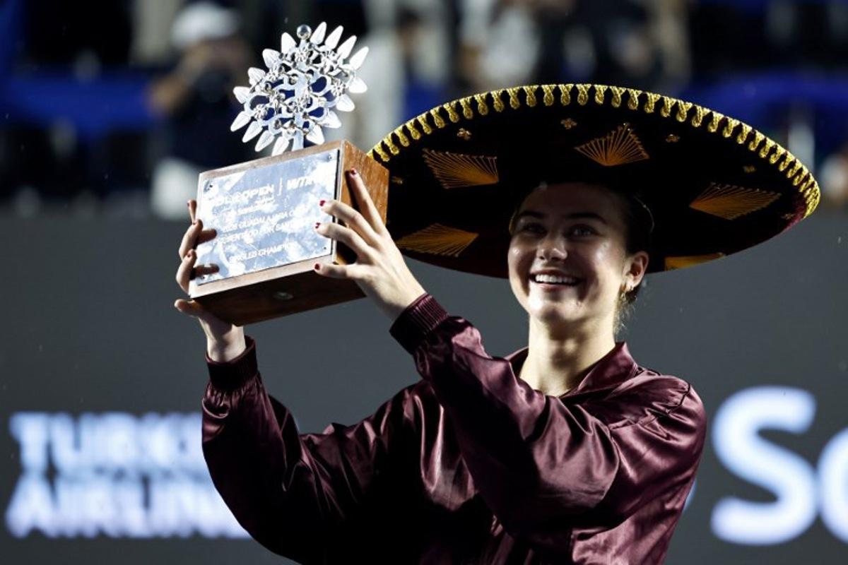 US Iva Jovic lifts the trophy after winning the women's singles final match of the WTA Guadalajara Open tournament at the Panamerican Tennis Center in Zapopan, Mexico on September 19, 2026.  ULISES RUIZ / AFP