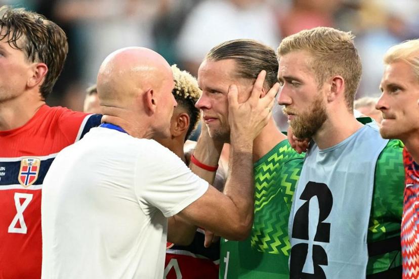 Norway's head coach Staale Solbakken comforts goalkeeper #01 Orjan Nyland after losing the 2026 World Cup football tournament quarter-final match between Norway and England at Miami Stadium in Miami Gardens on July 11, 2026.   CHANDAN KHANNA / AFP