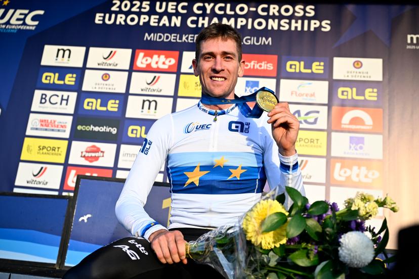 Belgian Toon Aerts celebrates his golden medal on the podium of the elite men race at the UEC Cyclocross European Championships, Sunday 09 November 2025, in Middelkerke. BELGA PHOTO JASPER JACOBS