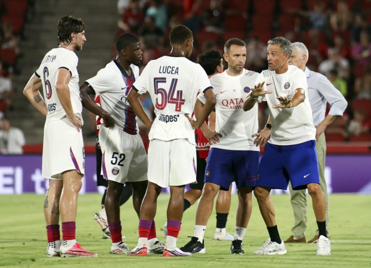 Paris Saint-Germain's Spanish coach Luis Enrique speaks with players during the Ciutat de Palma trophy friendly football match between Mallorca RCD and Paris Saint-Germain FC at Mallorca Son Moix Stadium in Palma de Mallorca on August 8, 2026.  JAIME REINA / AFP