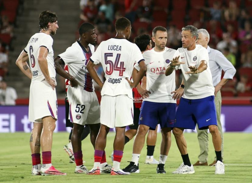 Paris Saint-Germain's Spanish coach Luis Enrique speaks with players during the Ciutat de Palma trophy friendly football match between Mallorca RCD and Paris Saint-Germain FC at Mallorca Son Moix Stadium in Palma de Mallorca on August 8, 2026.  JAIME REINA / AFP