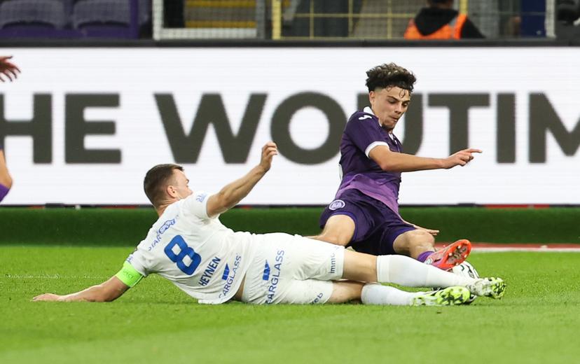 Genk's Bryan Heynen and Anderlecht's Tristan Degreef fight for the ball during a soccer match between RSC Anderlecht and KRC Genk, Sunday 14 September 2025 in Anderlecht, on day 7 of the 2025-2026 'Jupiler Pro League' first division of the Belgian championship. BELGA PHOTO VIRGINIE LEFOUR