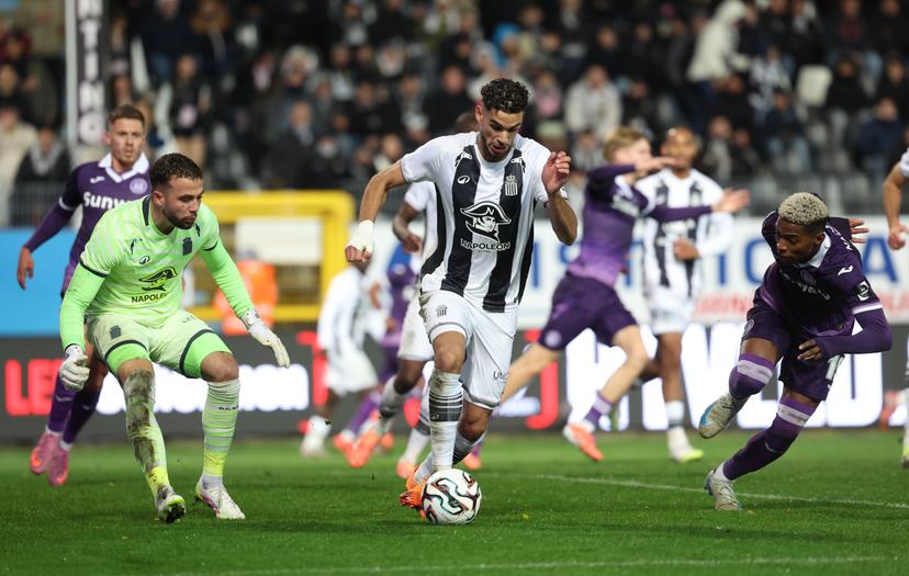 Charleroi's Kevin Van Den Kerkhof fights for the ball during a soccer match between Sporting Charleroi and RSC Anderlecht, Friday 24 October 2025 in Charleroi, on day 12 of the 2025-2026 'Jupiler Pro League' first division of the Belgian championship. BELGA PHOTO VIRGINIE LEFOUR
