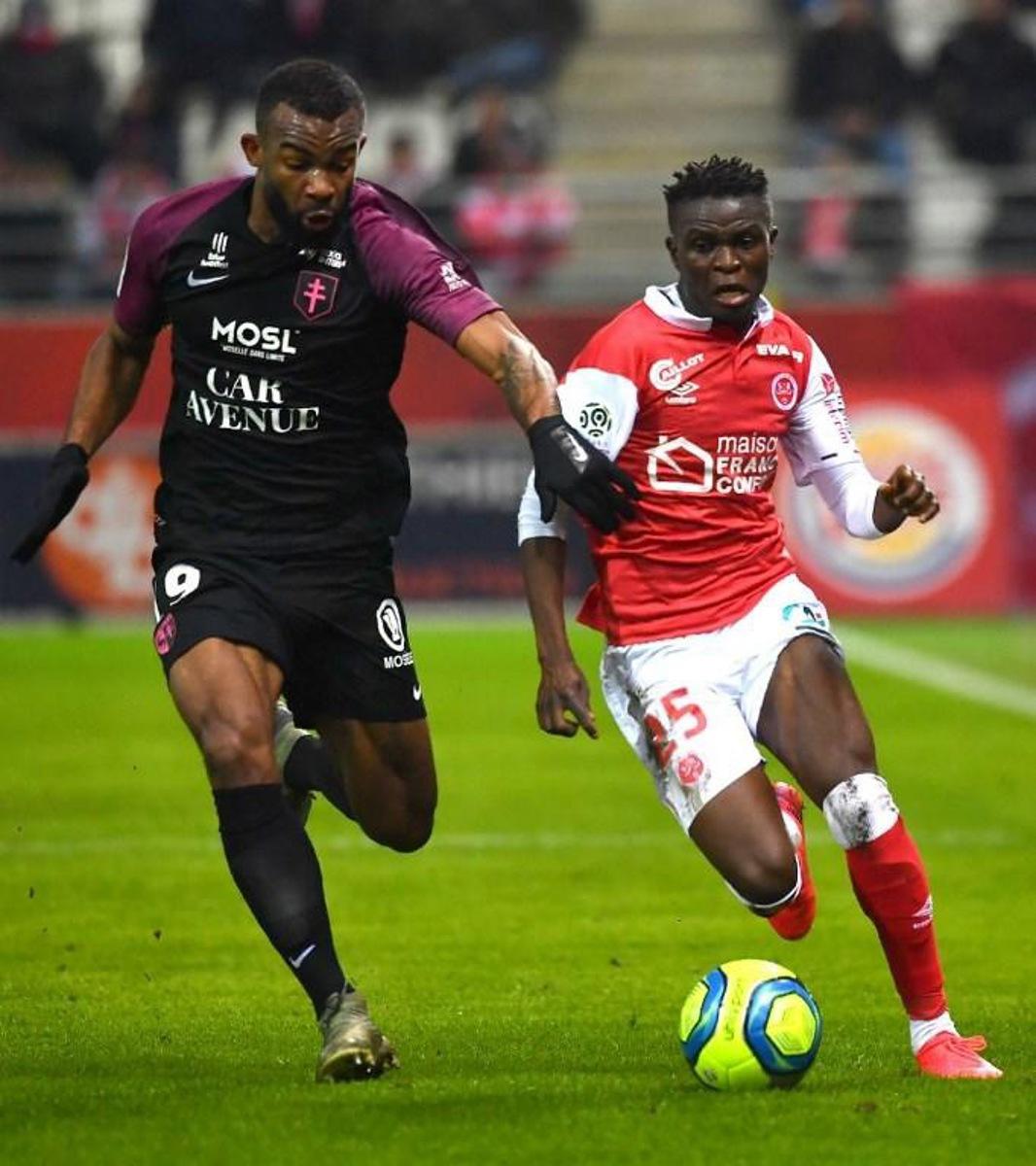 Reims' French forward Timothe Nkada (L) vies with Reims' Malian midfielder Moussa Doumbia during the French L1 football match between Stade de Reims and FC Metz at the Auguste Delaune Stadium in Reims, northeastern France on January 25, 2020.  DENIS CHARLET / AFP
