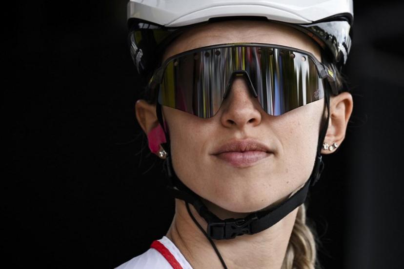 Canyon//SRAM Racing team's Polish rider Katarzyna Niewiadoma awaits the start of the 5th stage (out of 9) of the fourth edition of the Women's Tour de France cycling race, 165.8 km from Chasseneuil-du-Poitou to Gueret, central France on July 30, 2025.  JULIEN DE ROSA / AFP