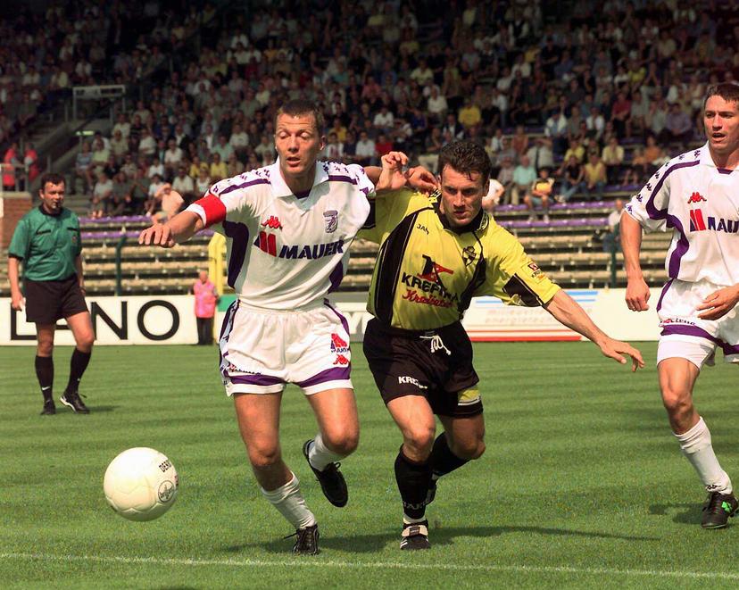 29 AUGUST 19999 / SOCCER // DIVISION 1/4 EME  DAY /KRC. HARELBEKE- K. LIERSE SK/ MARTIN LAAMERS AND THOMAS ZDEBEL FIGHTING FOR THE BALL