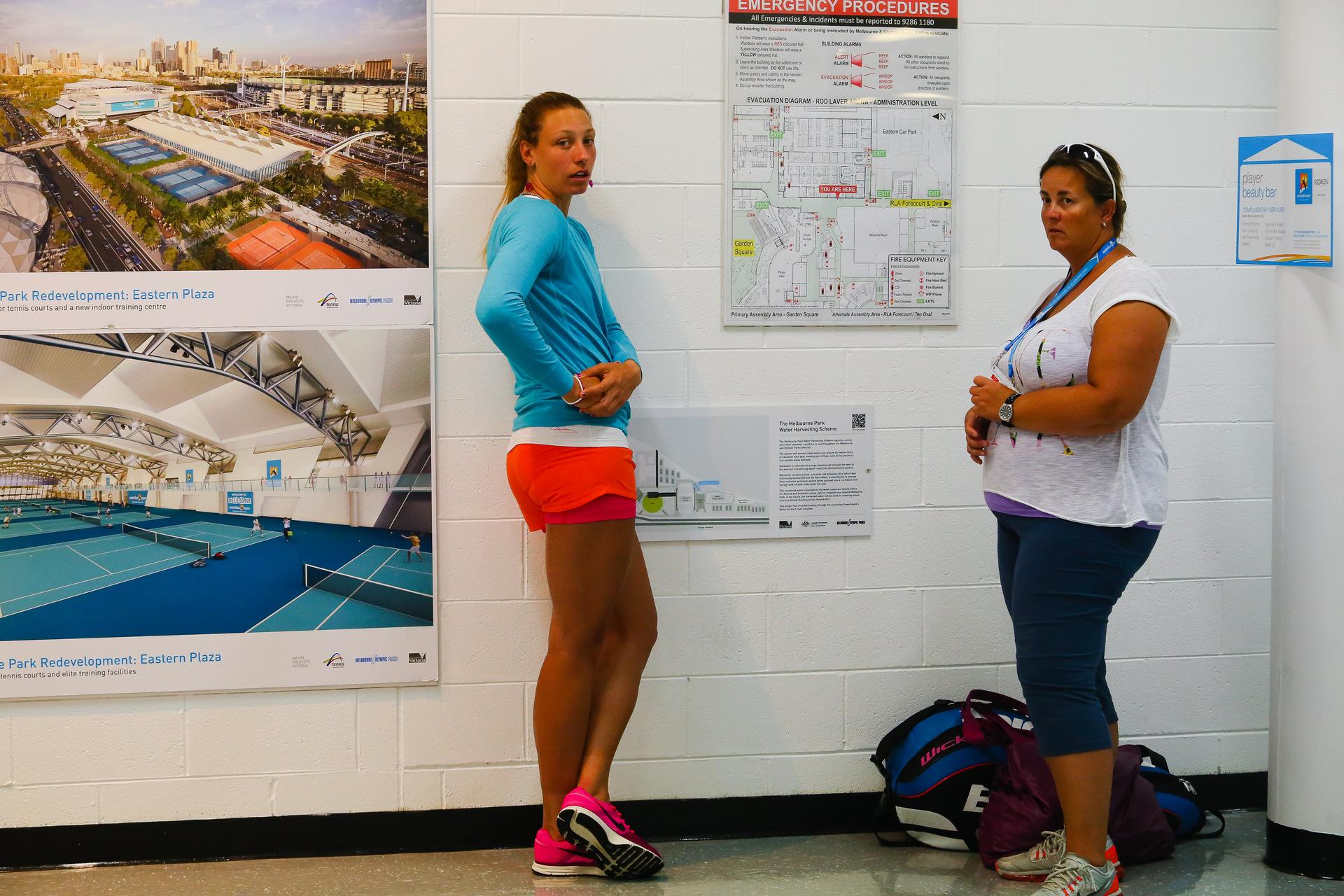 20140116 - MELBOURNE, AUSTRALIA: Belgian Yanina Wickmayer and coach Ann Devries pictured as games habe been cancelled due to the high temperatures at the 'Australian Open' Grand Slam, Thursday 16 January 2014 in Melbourne Park, Melbourne, Australia.  BELGA PHOTO PATRICK HAMILTON