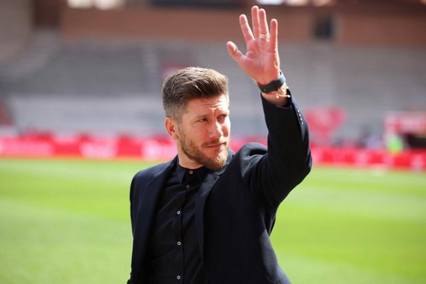 Monaco's Belgian head coach Sébastien Pocognoli waves to supporters ahead of the French L1 football match between AS Monaco and AJ Auxerre at the Stade Louis II in the Principality of Monaco on April 19, 2026.  Valery HACHE / AFP