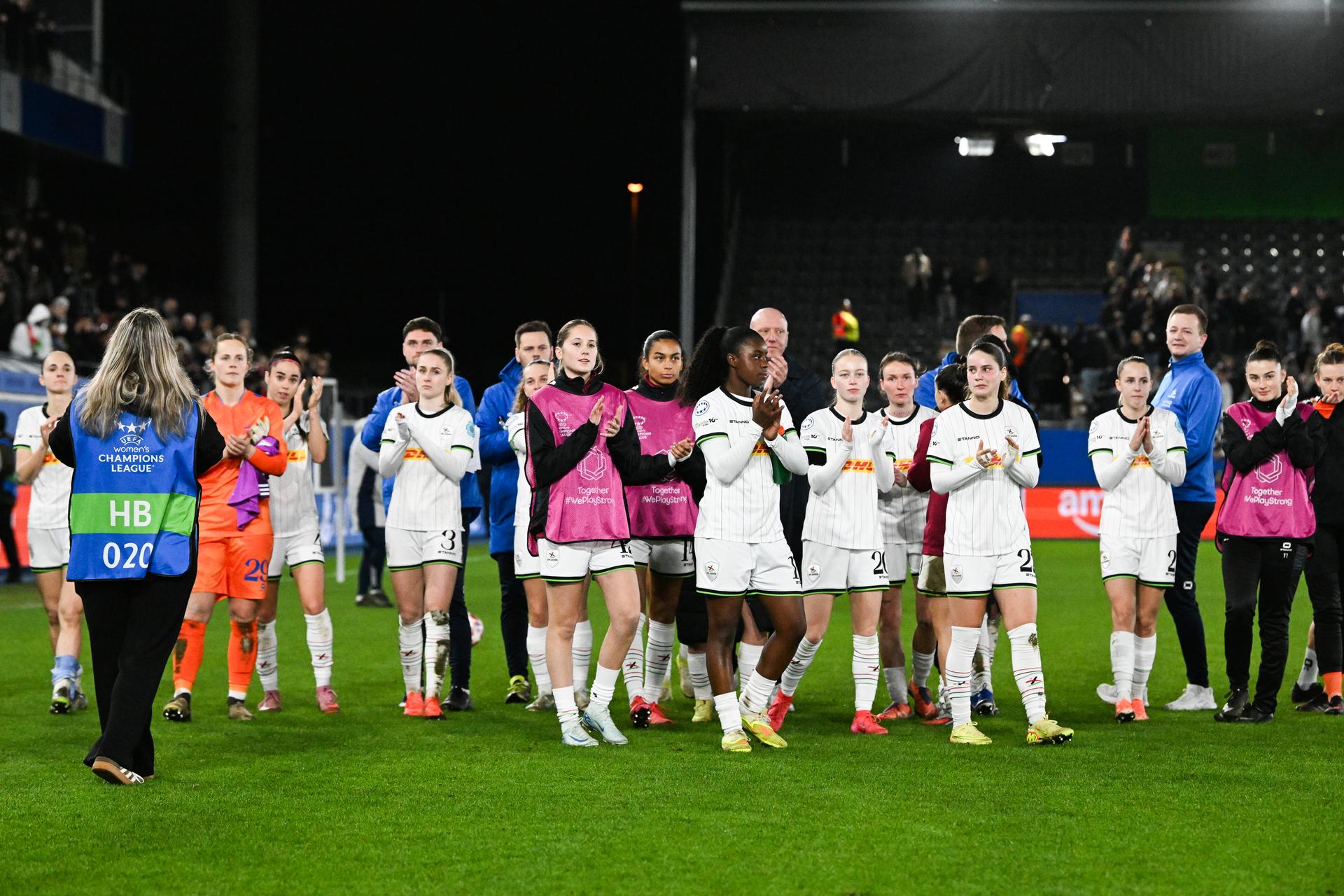 OHL's players greet the public after a soccer match between Oud-Heverlee Leuven Women and English Arsenal, Wednesday 11 February 2026 in Heverlee, in the Knockout Play-offs (1st leg) phase of the UEFA Women's Champions League competition. BELGA PHOTO JILL DELSAUX