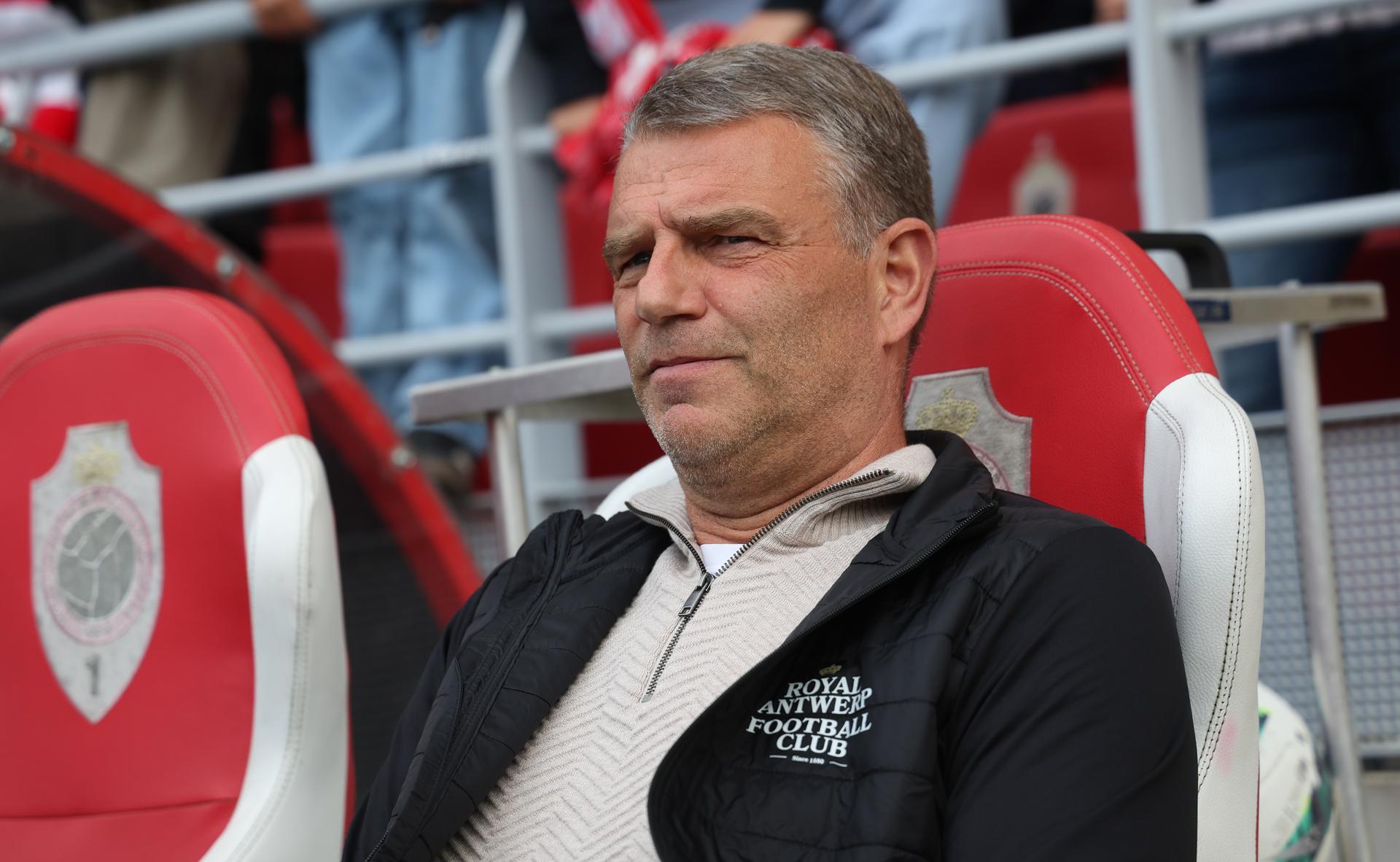 Antwerp's head coach Andries Ulderink pictured during a soccer match between Royal Antwerp FC and Sporting Charleroi, Thursday 29 May 2025 in Antwerp, on the last day of the Europe' Play-offs of the 2024-2025 'Jupiler Pro League' first division of the Belgian championship. BELGA PHOTO VIRGINIE LEFOUR