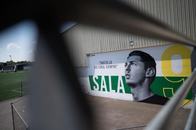 This picture taken on April 26, 2022 shows a mural by Argentinian artist Gabriel Griffa paying homage to late Argentinian football player Emiliano Sala in Carquefou, western France. Sala, 28, died in a plane crash having inhaled toxic levels of carbon monoxide from the aircraft's faulty exhaust system during an unlicensed 2019 flight en route from Nantes to Cardiff. Loic VENANCE / AFP