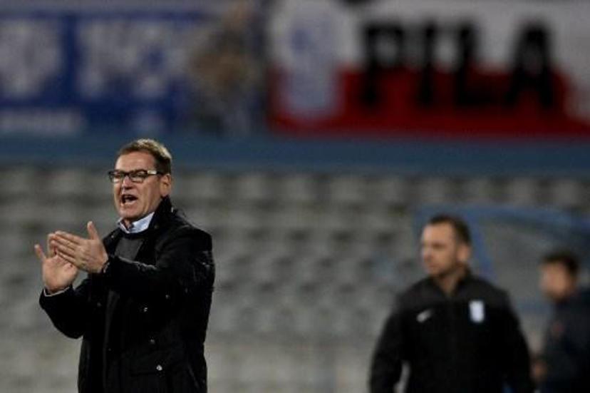 Lech's head coach Jan Urban gestures during the UEFA Europa League Group I football match Os Belenenses vs KKS Lech at Restelo stadium in Belem, Lisbon, on November 26, 2015.   AFP PHOTO/ PATRICIA DE MELO