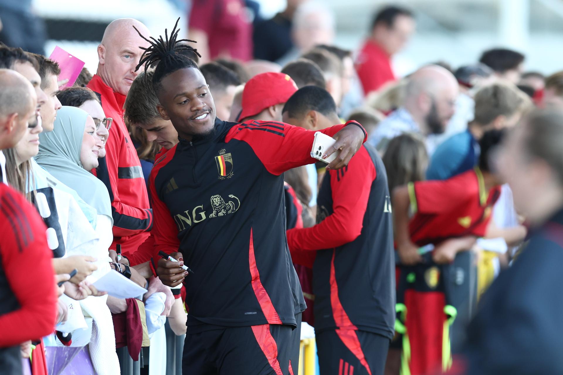 Belgium's Michy Batshuayi poses for a selfie with supporters ahead of a training session of the Belgian national soccer team Red Devils, at the Proximus Basecamp in Tubize, Monday 01 September 2025. The team is preparing for the matches against Liechtenstein (04/09) and Kazakhstan (07/09). BELGA PHOTO BRUNO FAHY