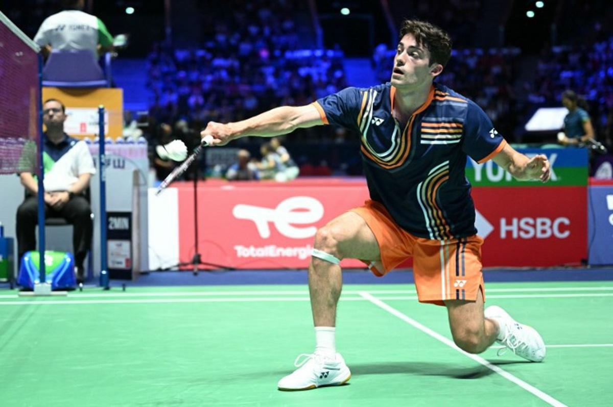Belgium's Julien Carraggi hits a return to China's Yu Qi Shi during their men's single match at the Badminton BWF World Championships at the Adidas Arena in Paris, on August 27, 2025.  Bertrand GUAY / AFP