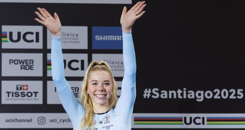 Belgian Helene Hesters celebrates on the podium after winning a bronze medal during the women's final elimination race Victory Ceremony at the 2025 UCI Track World Championships cycling, in Santiago, Chile, Thursday 23 October 2025. The Track World Championships take place from 22 to 26 October at the Velodromo de Penalolen in Santiago, Chile. BELGA PHOTO BENOIT DOPPAGNE