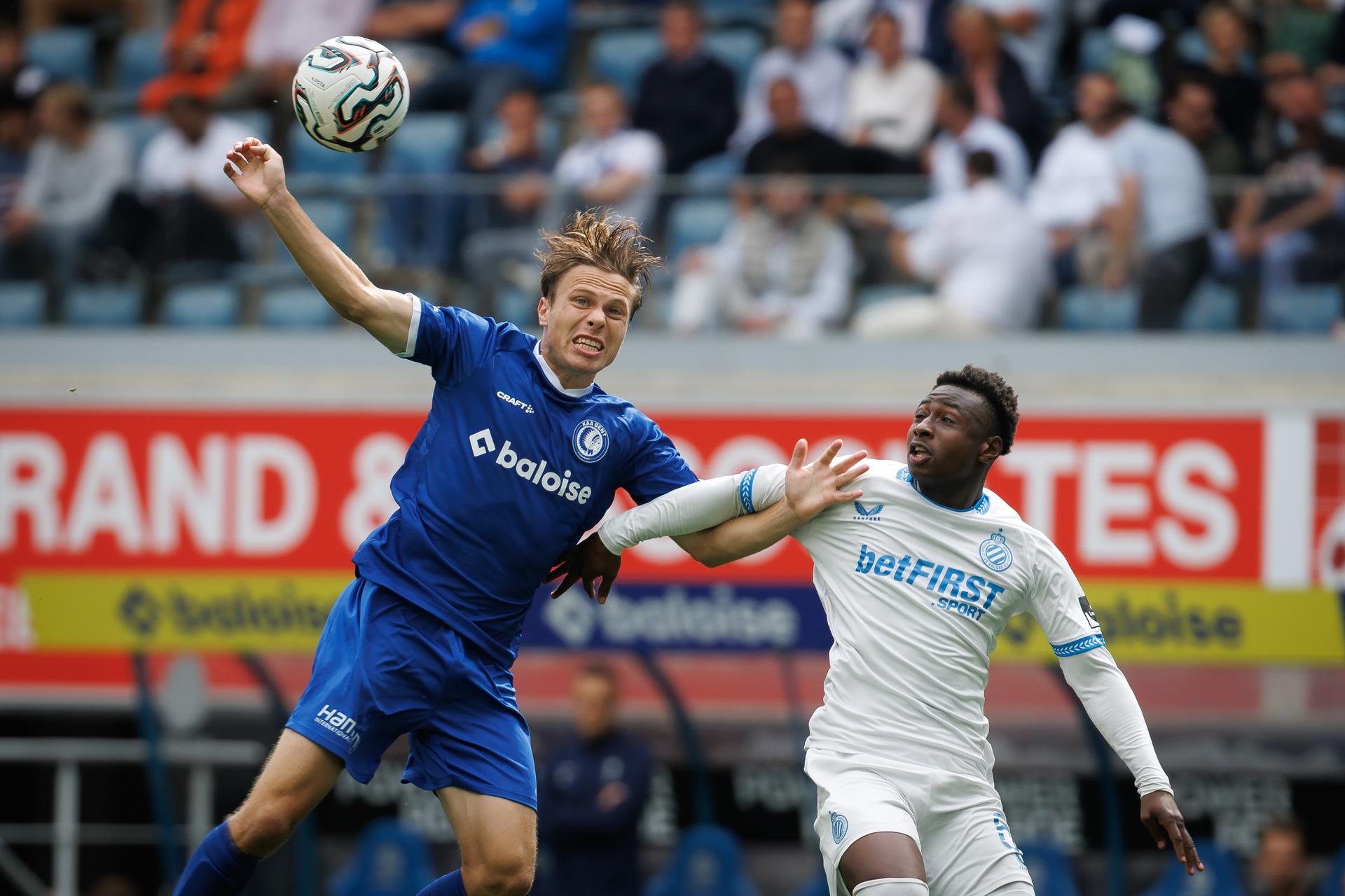 Gent's Matisse Samoise and Club's Mamadou Diakhon fight for the ball during a soccer match between KAA Gent and CLub Brugge, Sunday 31 August 2025 in Gent, on day 6 of the 2025-2026 'Jupiler Pro League' first division of the Belgian championship. BELGA PHOTO KURT DESPLENTER