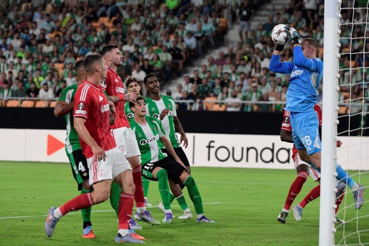 Nottingham Forest's Belgian goalkeeper #26 Matz Sels catches de ball during the UEFA Europa League 1st round day 1 football match between Real Betis and Nottingham Forest at the Benito Villamarin stadium in Seville on September 24, 2025.  CRISTINA QUICLER / AFP