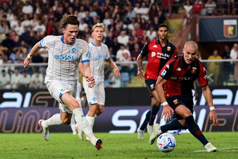 Napoli's Scottish midfielder #8 Scott McTominay (L) fights for the ball with Genoa's Norwegian defender #5 Leo Ostigard  during the Italian Serie A football match between Genoa CFC and SSC Napoli at the Luigi-Ferraris stadium in Genoa on August 22, 2026.  Piero CRUCIATTI / AFP
