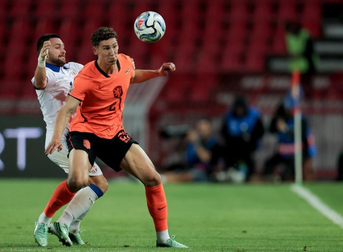 Netherlands' forward #21 Ruben van Bommel (R) fights for the ball with Serbia's midfielder #14 Andrija Zivkovic (L) during the UEFA Nations League Group A2 football match between Serbia and Netherlands at the Rajko Mitic stadium in Belgrade on September 27, 2026.  Pedja Milosavljevic / AFP
