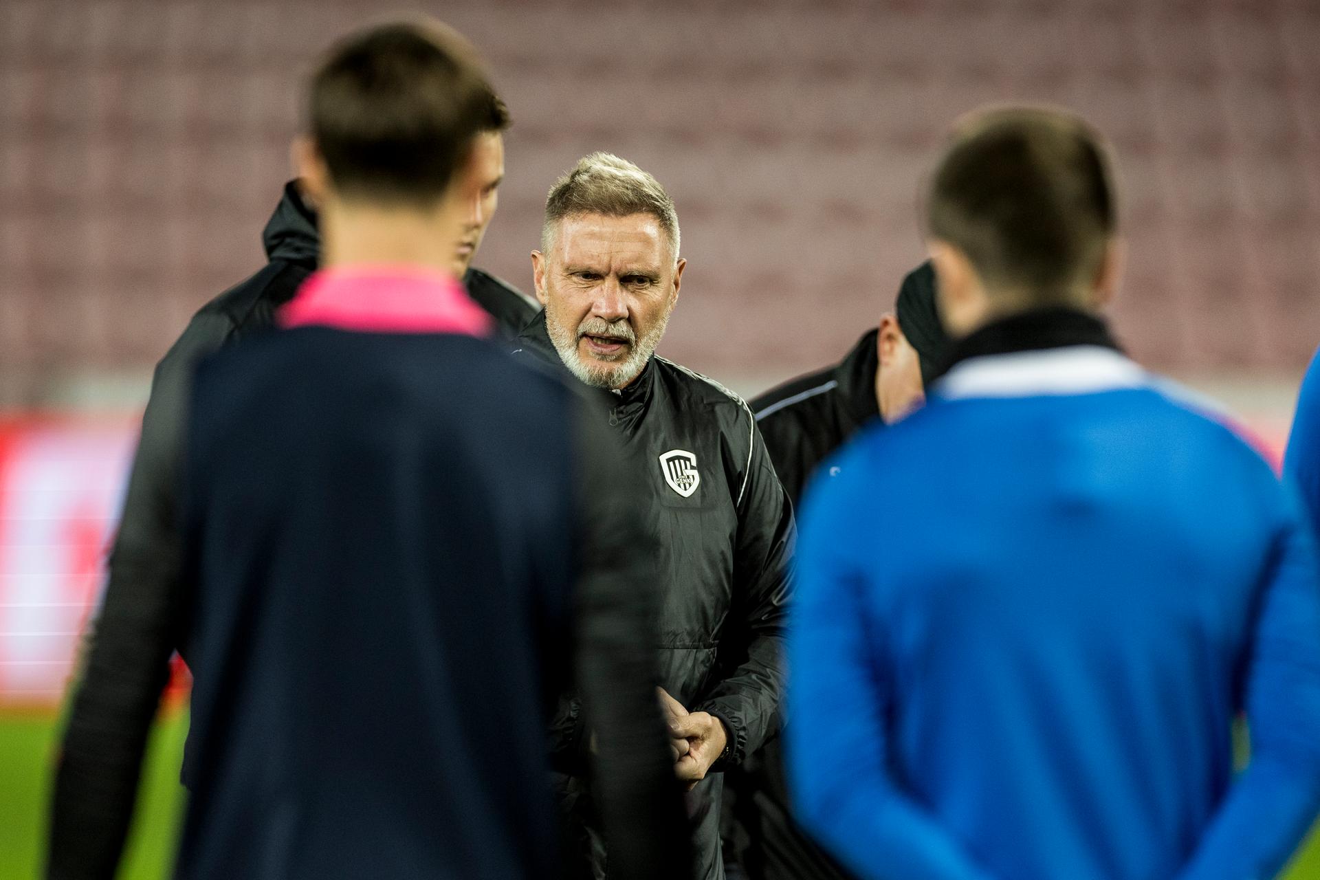 Genk's head coach Thorsten Fink pictured during a training of Belgian soccer team KRC Genk, on Wednesday 10 December 2025, in Herning, Denmark. The team prepares for tomorrow's match against Danish FC Midtjylland, game six (out of 8) in the league phase of the UEFA Europa League competition. BELGA PHOTO LASSE LAGONI