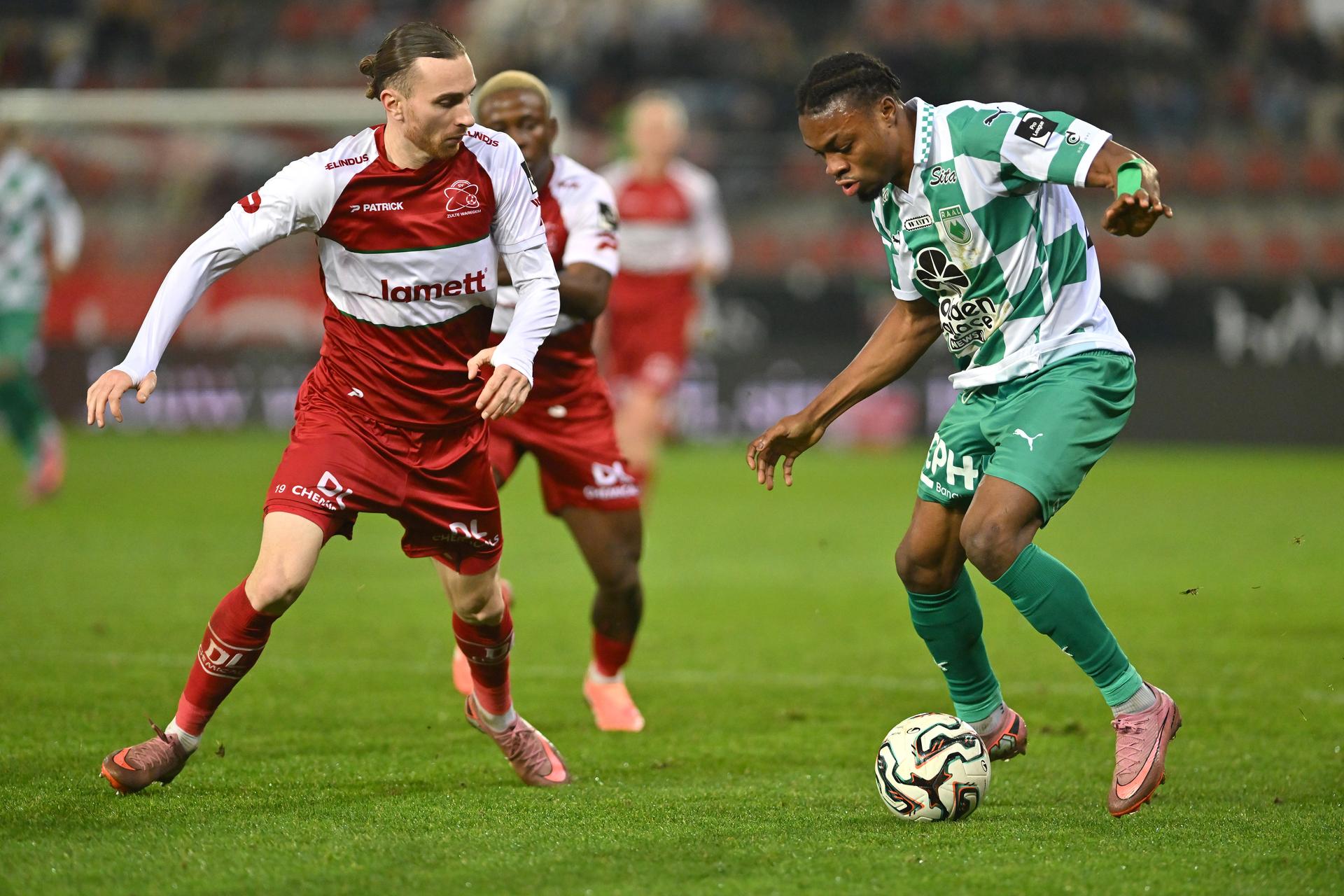 Essevee's Benoit Nyssen fights for the ball during a soccer match between SV Zulte Waregem and RAAL La Louviere, Saturday 13 December 2025 in Waregem, on day 18 of the 2025-2026 'Jupiler Pro League' first division of the Belgian championship. BELGA PHOTO LUC CLAESSEN