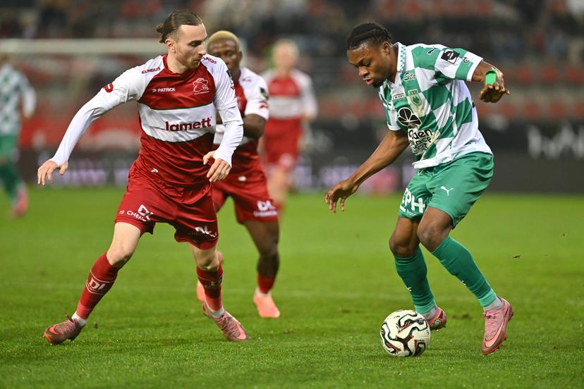 Essevee's Benoit Nyssen fights for the ball during a soccer match between SV Zulte Waregem and RAAL La Louviere, Saturday 13 December 2025 in Waregem, on day 18 of the 2025-2026 'Jupiler Pro League' first division of the Belgian championship. BELGA PHOTO LUC CLAESSEN