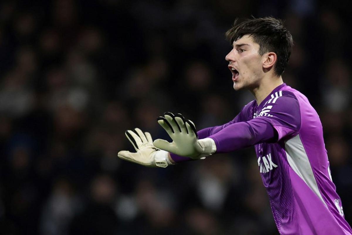 Strasbourg's Belgian goalkeeper #39 Mike Penders gestures during the French L1 football match between Toulouse FC and RC Strasbourg Alsace at the TFC Stadium in Toulouse, southwestern France, on December 6, 2025.  Valentine CHAPUIS / AFP