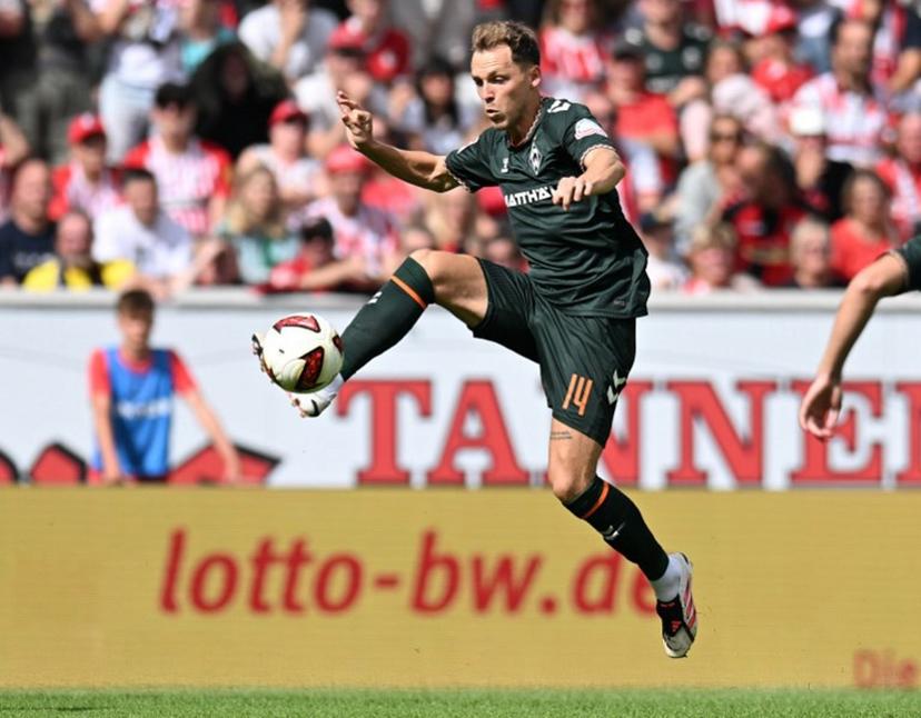 Bremen's Belgian midfielder #14 Senne Lynen controls the ball during the German first division Bundesliga football match between SC Freiburg and Werder Bremen in Freiburg, southern Germany, on August 30, 2026.  THOMAS KIENZLE / AFP