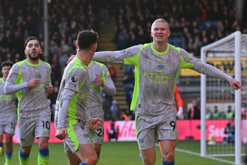 Manchester City's Norwegian striker #09 Erling Haaland (R) celebrates with teammates after scoring the opening goal of the English Premier League football match between Crystal Palace and Manchester City at Selhurst Park in south London on December 14, 2025.  Glyn KIRK / AFP