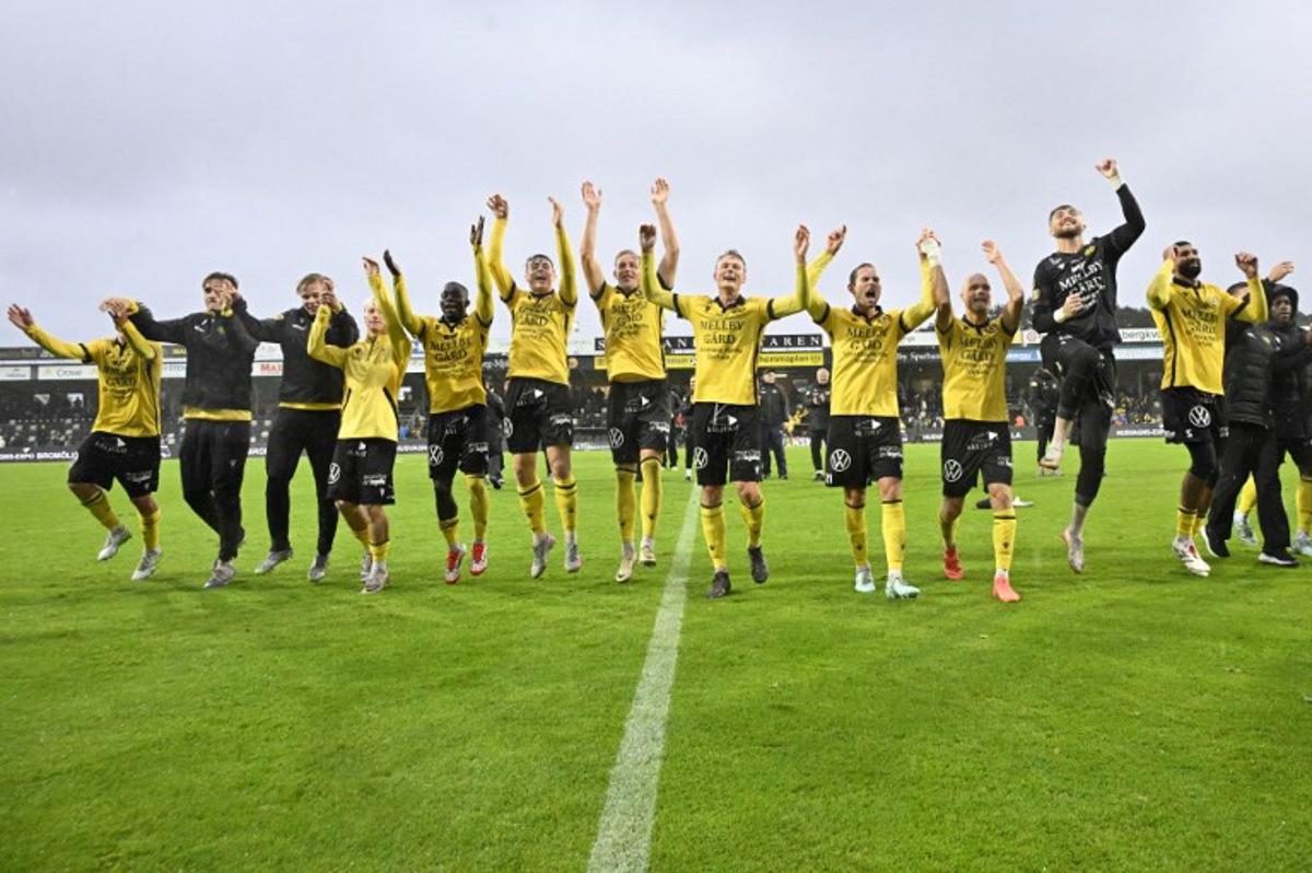 Mjallby AIF's players celebrate their victory after the Swedish football championship (Allsvenskan) football match between Mjallby AIF and IF Elfsborg at Strandvallen in Hallevik, near Mjallby, on October 4, 2025.  'I'm keeping the idea, I don't even dare to think about it': with four days left in the championship, Mjällby AIF coach Anders Torstensson wants to keep a cool head as his club could become Swedish football champions. Johan NILSSON / TT NEWS AGENCY / AFP