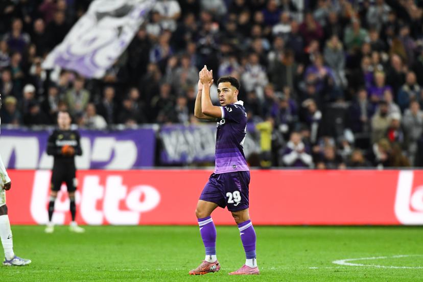 Anderlecht's Mario Stroeykens greets the public at a soccer match between RSC Anderlecht and KAA Gent, Tuesday 23 September 2025 in Anderlecht, a postponed game of day 5 of the 2025-2026 'Jupiler Pro League' first division of the Belgian championship. BELGA PHOTO JILL DELSAUX