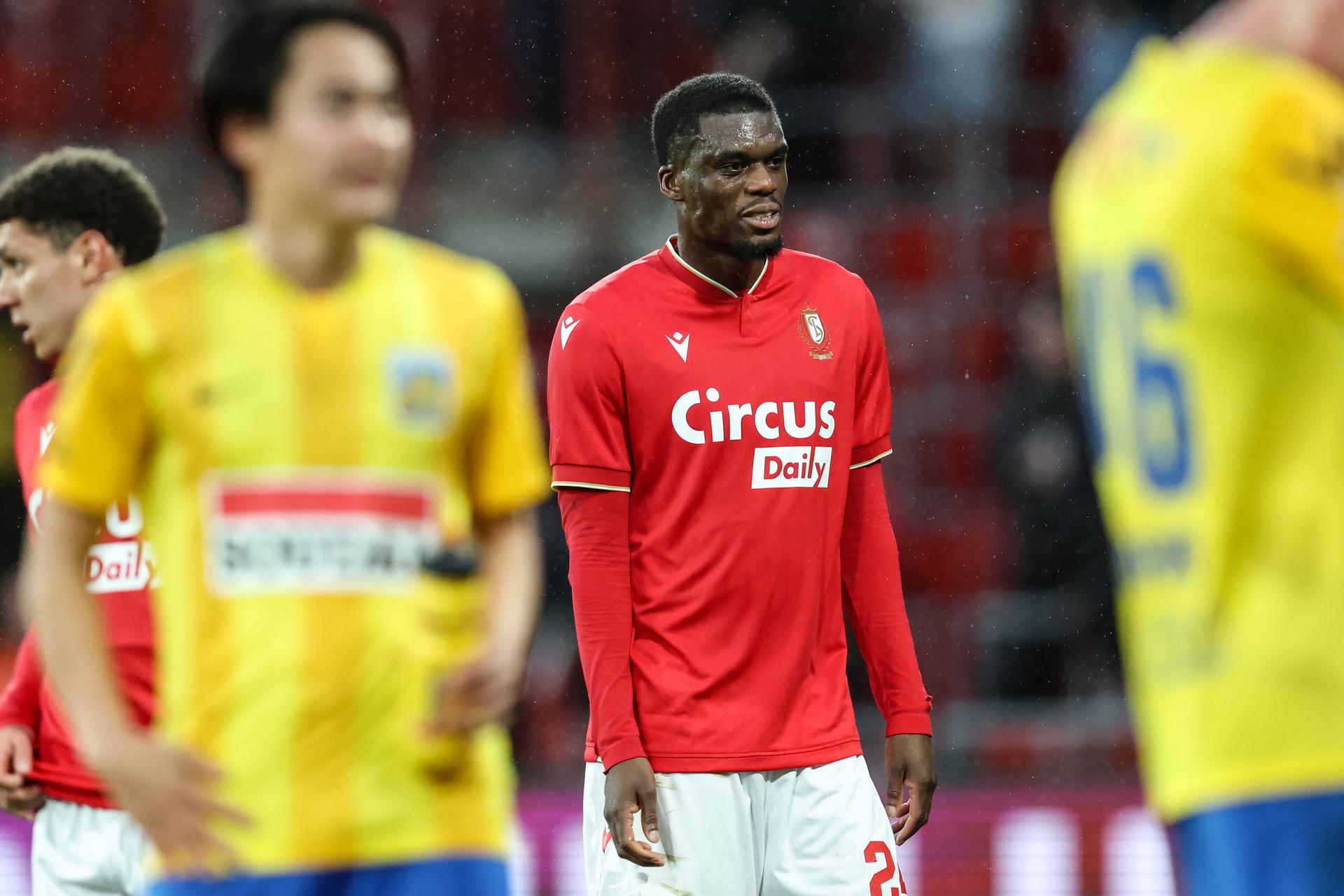 Standard's Josue Homawoo leaves the field after receiving a red card during a soccer match between Standard de Liege and KVC Westet rlo, Saturday 11 April 2026 in Liege, on the day two of the Europe Play-offs of the 2025-2026 'Jupiler Pro League' first division of the Belgian championship. BELGA PHOTO BRUNO FAHY