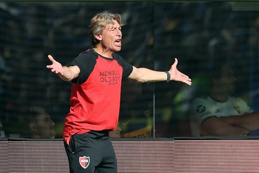 Newell's Old Boys' head coach Gabriel Heinze gestures during their Argentine Professional Football League Tournament 2023 match against Boca Juniors at La Bombonera stadium in Buenos Aires on November 12, 2023.  ALEJANDRO PAGNI / AFP