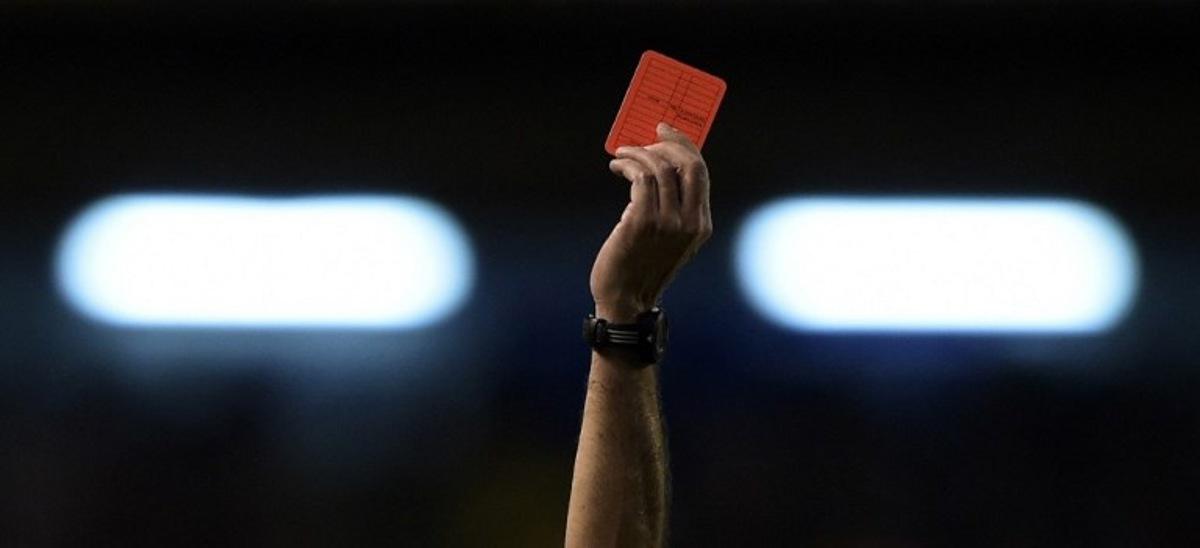 The hand of Argentine referee Diego Abal showing  the red card to Rosario Central's defender Lucas Acevedo (not in frame) during their Copa Sudamericana 2014 second round second leg football match against Boca Juniors at the Bombonera stadium in Buenos Aires, Argentina, on September 18, 2014. AFP PHOTO / Juan Mabromata  Juan MABROMATA / AFP
