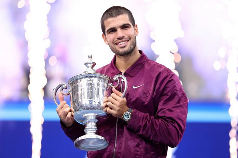 Spain's Carlos Alcaraz poses with his trophy after winning the men's singles final tennis match against Italy's Jannik Sinner on day fifteen of the US Open tennis tournament at the USTA Billie Jean King National Tennis Center in New York City on September 7, 2025.  CHARLY TRIBALLEAU / AFP