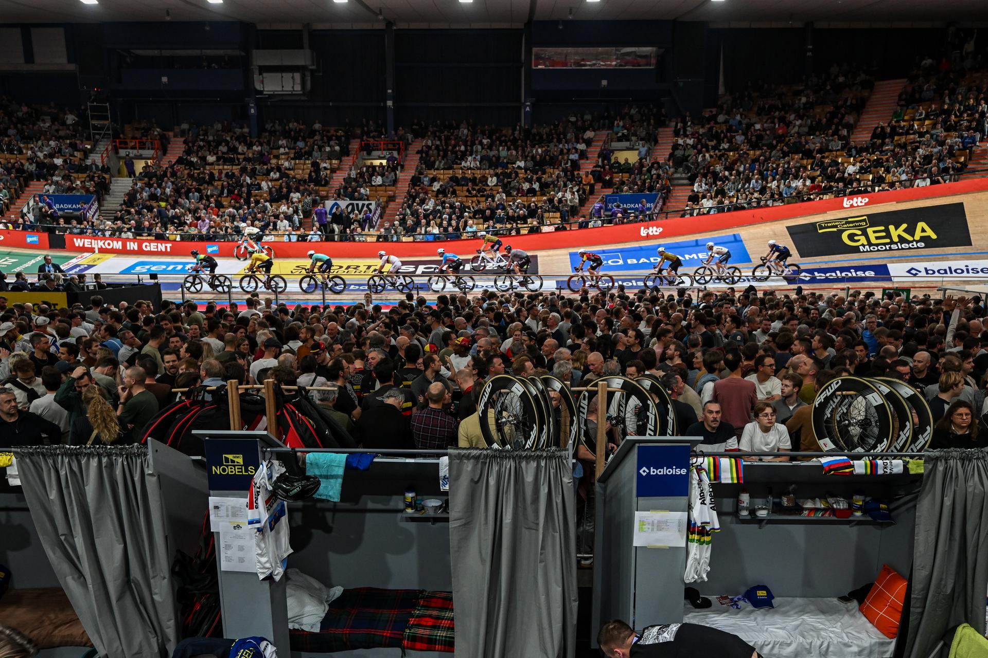 The pack of riders pictured in action during the first day of the Zesdaagse Vlaanderen-Gent six-day indoor track cycling event at the indoor cycling arena 't Kuipke, Tuesday 18 November 2025, in Gent. BELGA PHOTO DAVID PINTENS