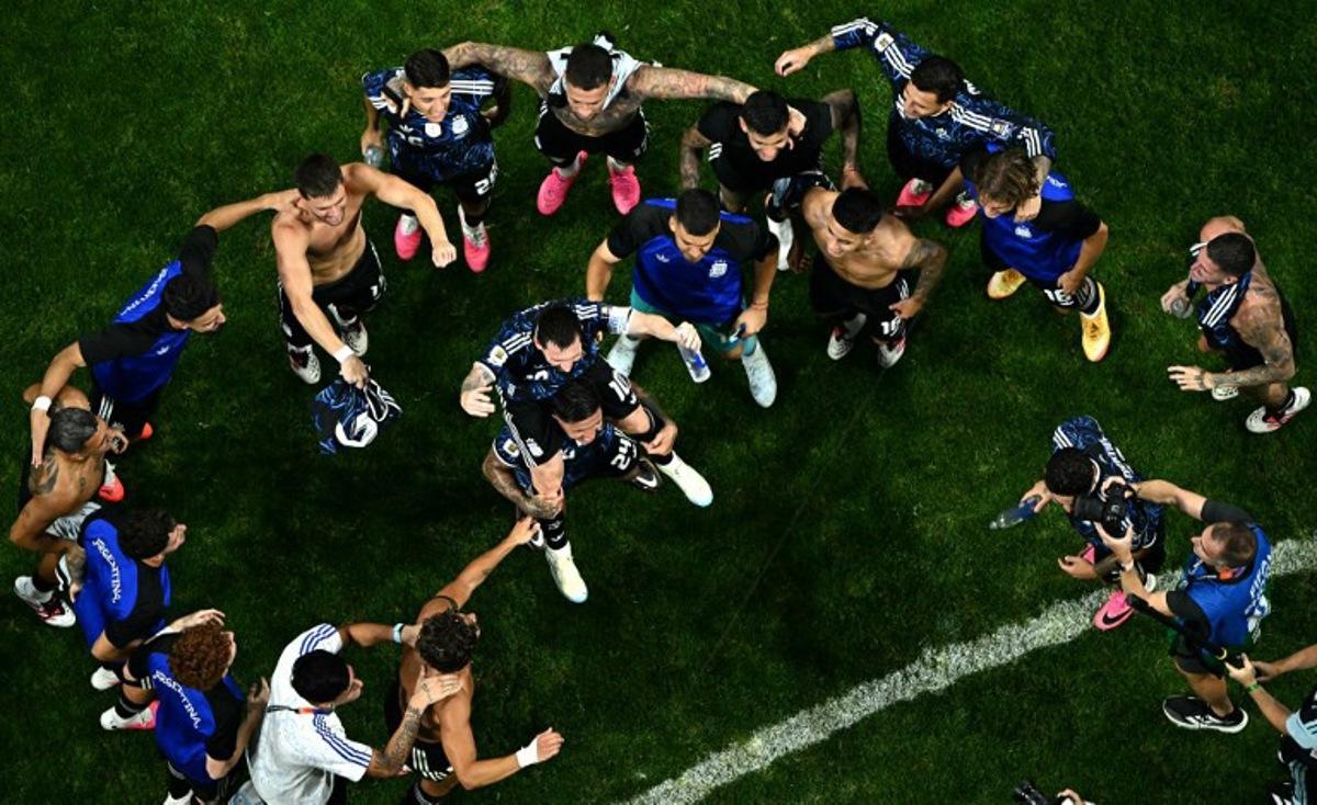 Argentina's forward #10 Lionel Messi and teammates celebrate after winning the 2026 World Cup football tournament semi-final match against England at the Atlanta Stadium in Atlanta on July 15, 2026.   Jewel SAMAD / AFP