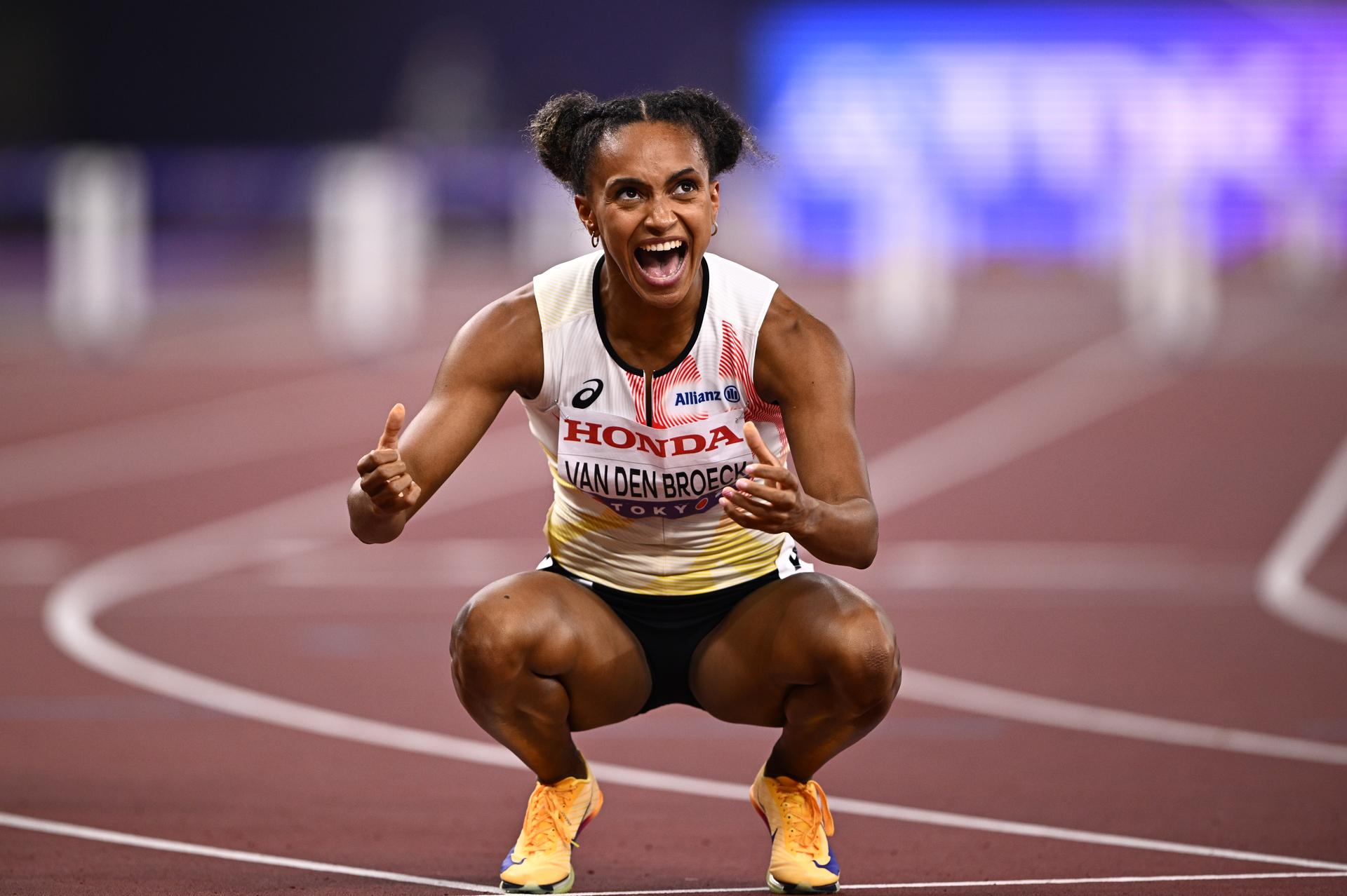 Belgian Naomi Van den Broeck celebrates after running a new Belgian record at the semifinals of the 400m Hurdles women, at the World Athletics Championships in Tokyo, Japan, on Wednesday 17 September 2025. The outdoor Worlds are taking place from 13 to 21 September. BELGA PHOTO JASPER JACOBS