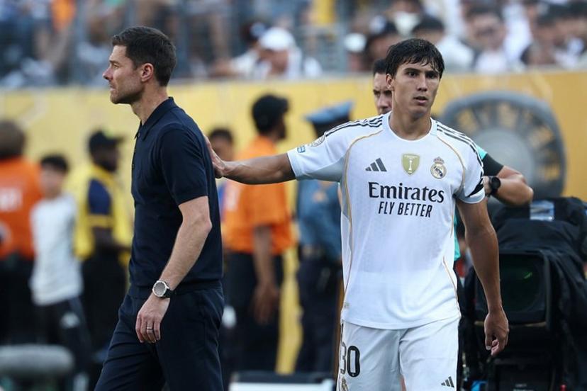 Real Madrid's Spanish forward #30 Gonzalo Garcia (R) puts a hand at Spanish coach Xabi Alonso's back during the FIFA Club World Cup 2025 quarterfinal football match between Spain's Real Madrid and Germany's Borussia Dortmund at the MetLife stadium in East Rutherford, New Jersey on July 5, 2025.  FRANCK FIFE / AFP