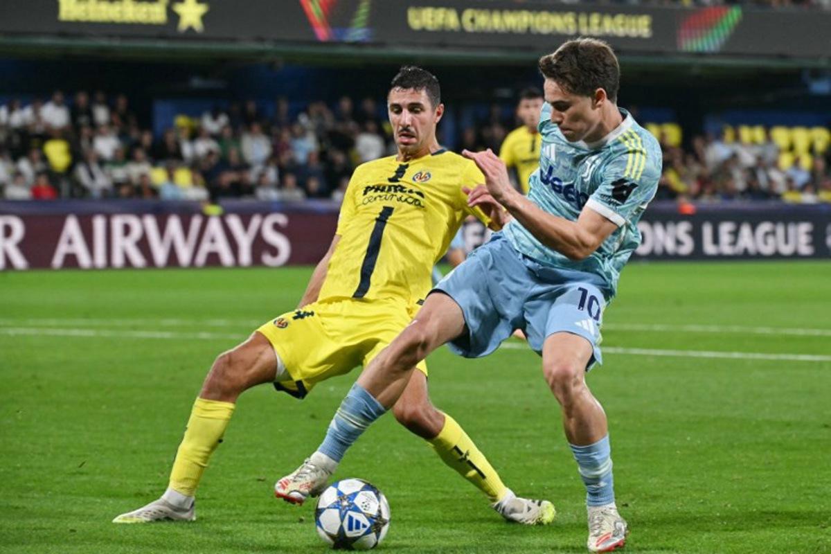 Villarreal's Spanish defender #24 Alfonso Pedraza and Juventus' Turkish forward #10 Kenan Yildiz (R) fight for the ball during the UEFA Champions League, league phase day 2 football match between Villarreal CF and Juventus at La Ceramica stadium in Vila-real on October 1, 2025.  Jose JORDAN / AFP