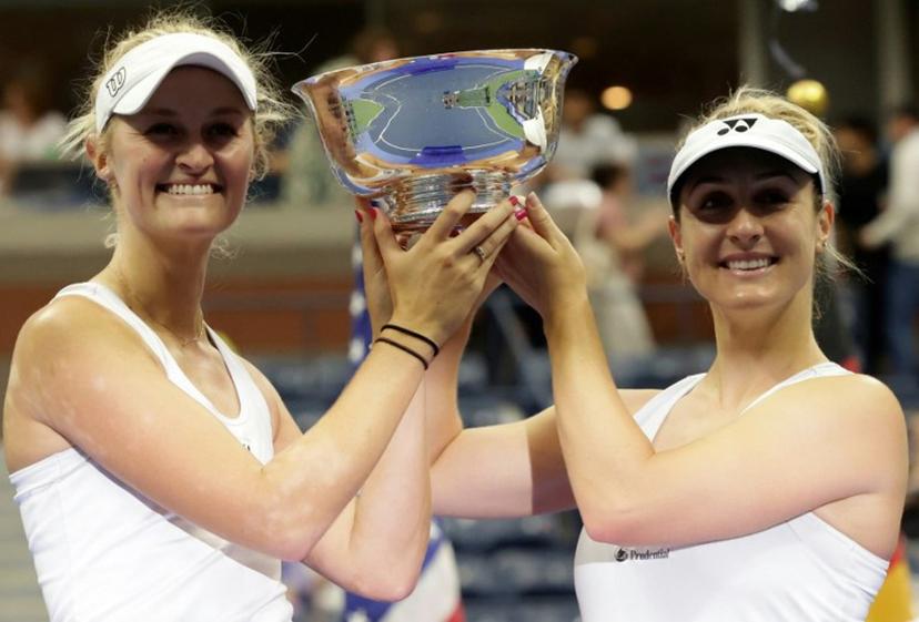 Canada's Gabriela Dabrowski and New Zealand's Erin Routliffe celebrate with the trophy following the US Open tennis tournament women's doubles final match at the USTA Billie Jean King National Tennis Center in New York City, on September 10, 2023.  KENA BETANCUR / AFP