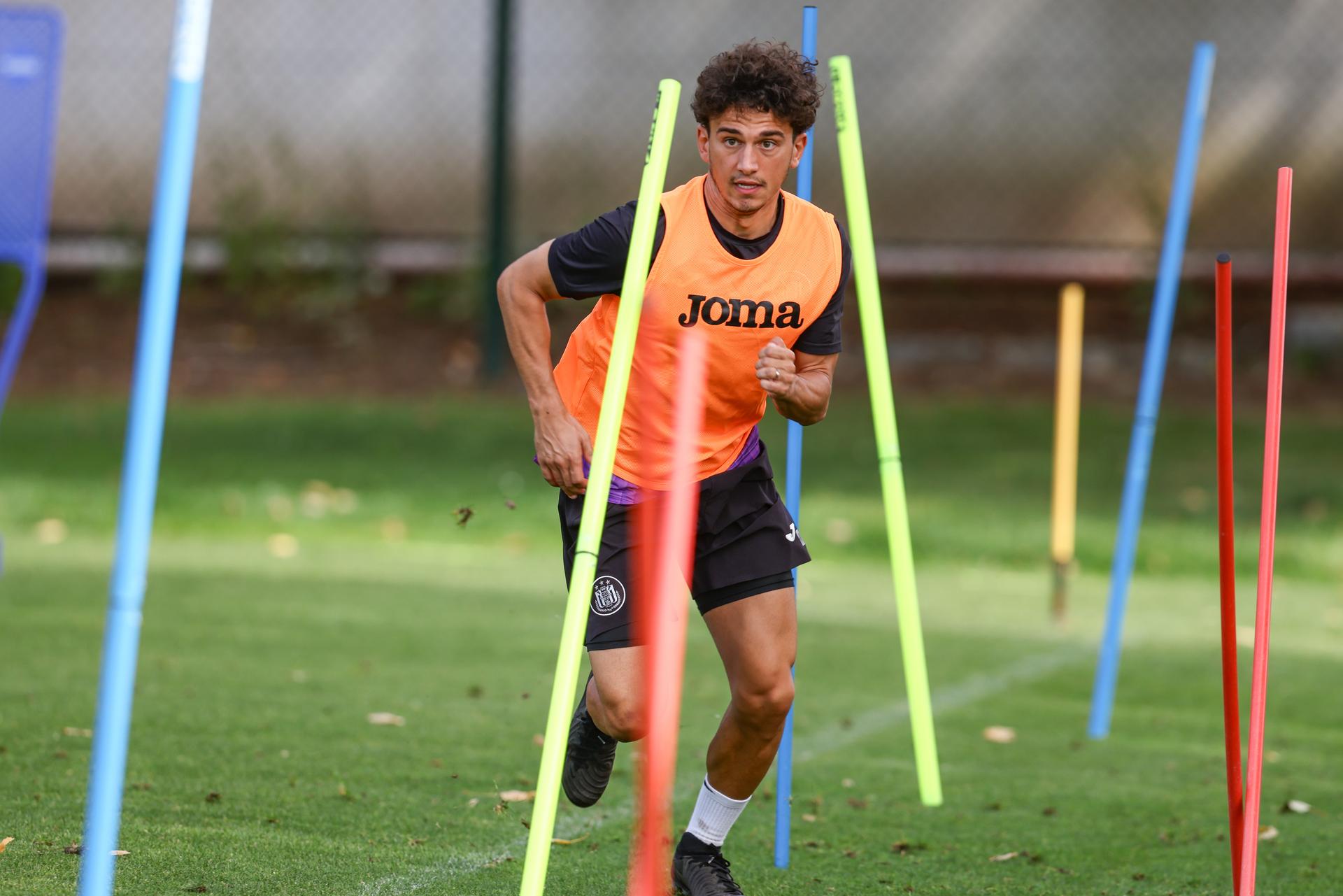 Anderlecht's Theo Leoni pictured during a training session of Belgian soccer team RSC Anderlecht, on Wednesday 20 August 2025 in Brussels. RSCA is preparing for tomorrow's game against AEK Athens, the first leg of the play-off round for the UEFA Conference League competition. BELGA PHOTO BRUNO FAHY