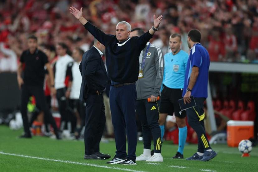 Fenerbahce's Portuguese coach Jose Mourinho reacts during the UEFA Champions League play off second leg football match between SL Benfica and Fenerbahce at Luz stadium in Lisbon on August 27, 2025.  PATRICIA DE MELO MOREIRA / AFP